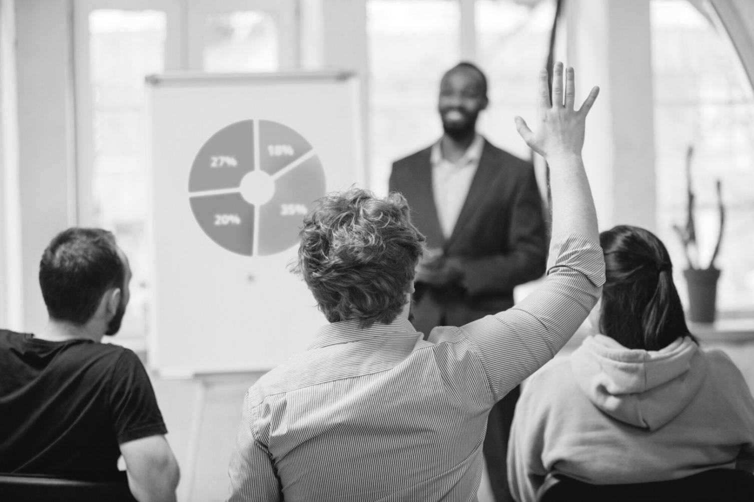 Espacio de trabajo moderno con múltiples dispositivos para el aprendizaje digital