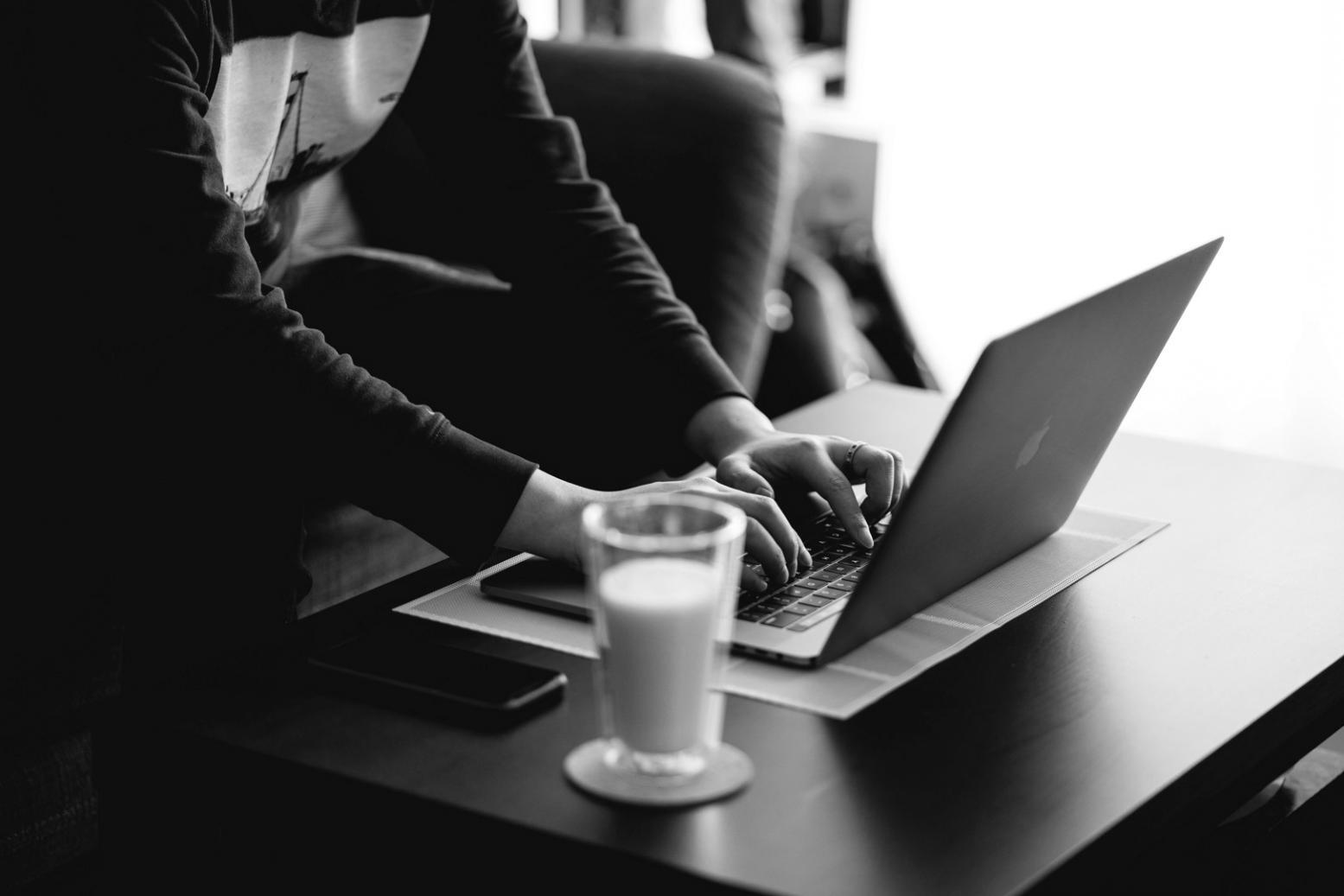 Equipo de terolifana trabajando en estrategias financieras para startups