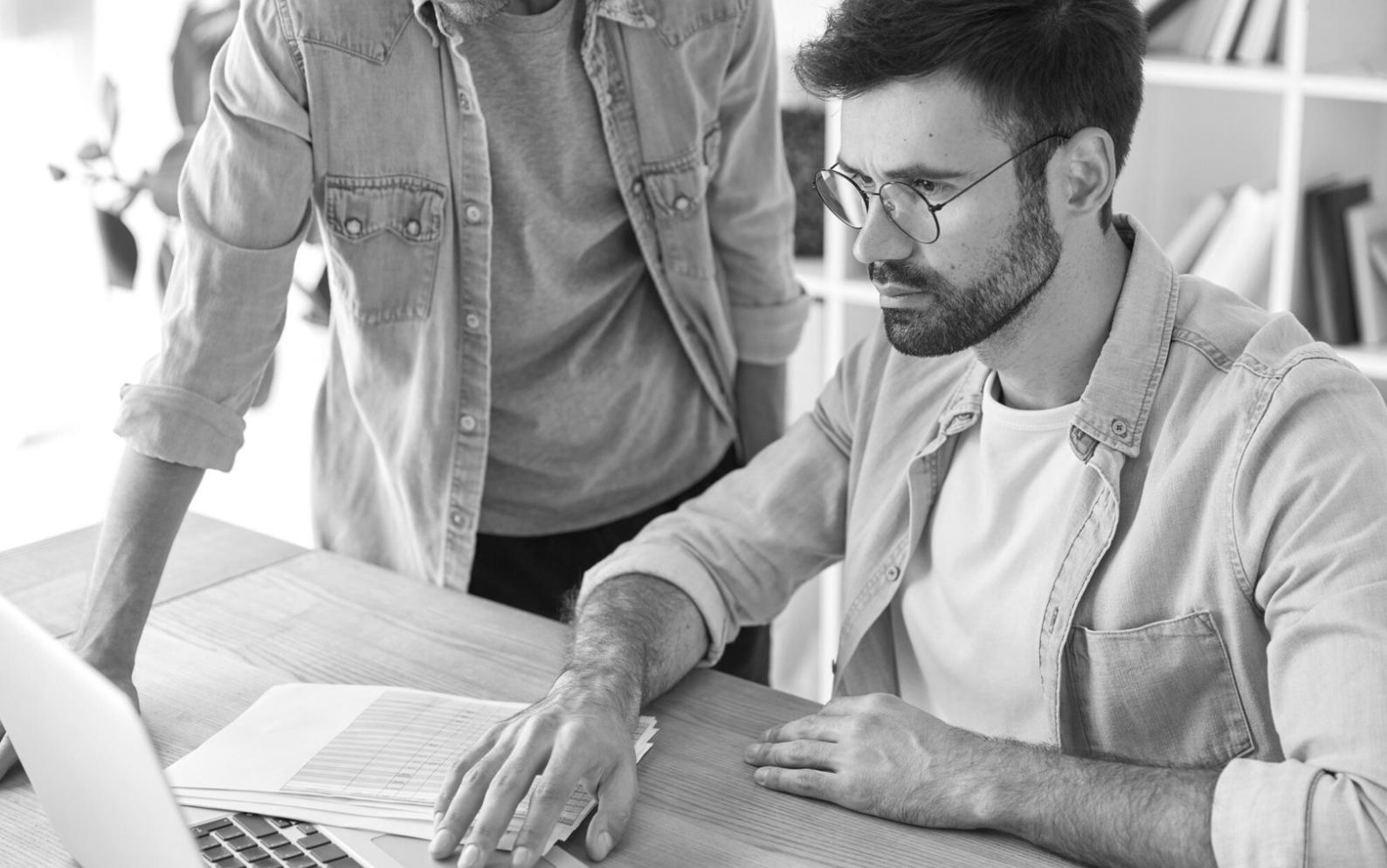 Estudiantes trabajando en análisis financiero durante una sesión práctica del programa